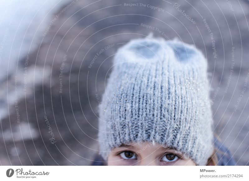 kleiner spion Mensch Mädchen 1 8-13 Jahre Kind Kindheit Blick beobachten Auge Mütze Winter Blick in die Kamera verstecken Wollmütze kalt spionieren Spitzel