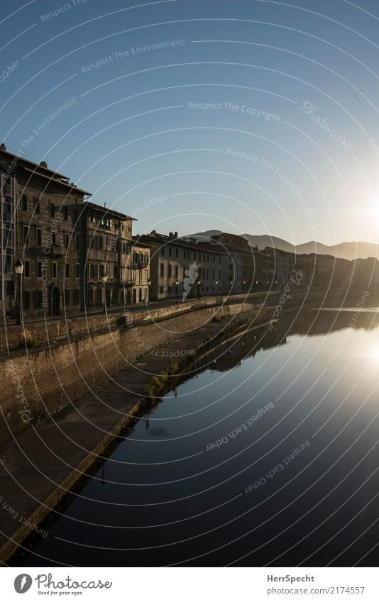 Arno-Morgen Ferien & Urlaub & Reisen Tourismus Ausflug Sightseeing Städtereise Wolkenloser Himmel Sommer Schönes Wetter Flussufer Pisa Toskana Stadtzentrum