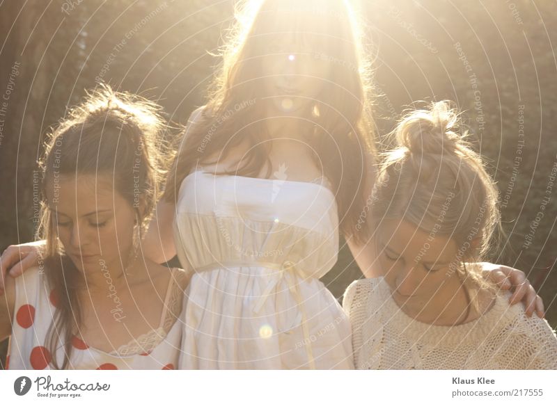 URBANSUMMERTONES . Gesicht feminin Frau Erwachsene Jugendliche 3 Mensch 18-30 Jahre Jugendkultur Sonne Schönes Wetter Mode Bekleidung Haare & Frisuren genießen