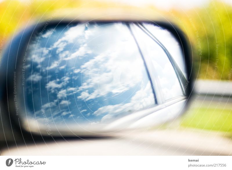 Himmel über der Autobahn Umwelt Wolken Sonnenlicht Sommer Klima Schönes Wetter Verkehr Verkehrsmittel Personenverkehr Autofahren PKW Rückspiegel Spiegel
