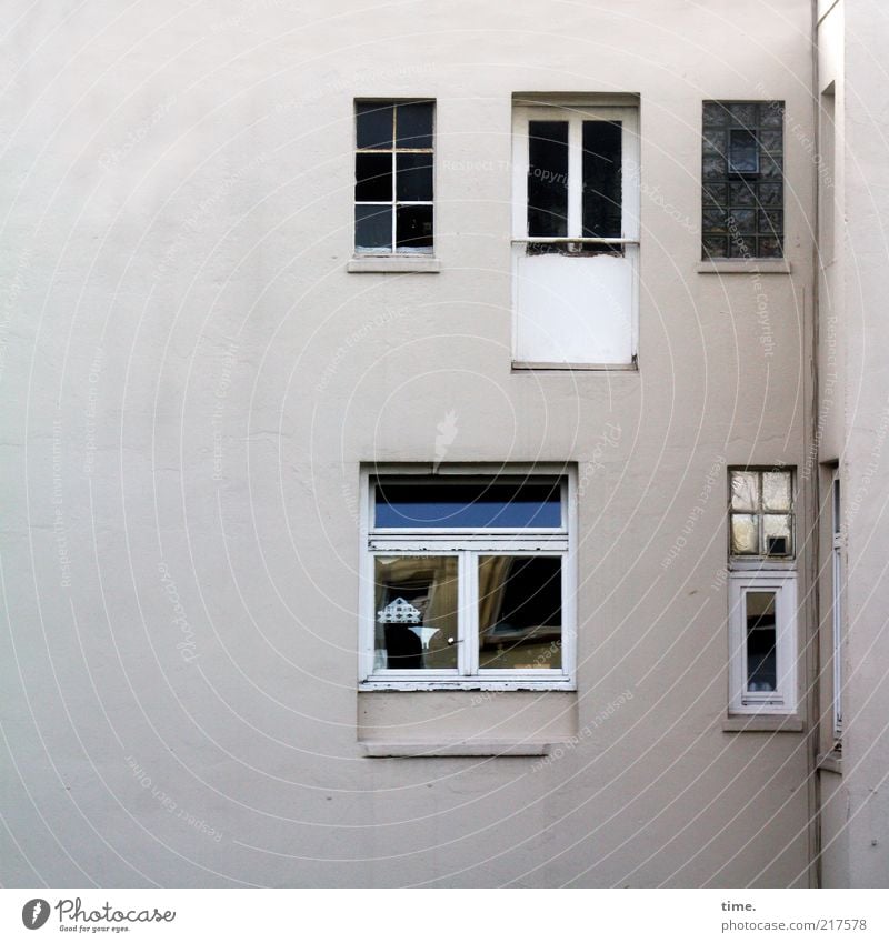 Die Leute von Gegenüber Haus Wohnung Hinterhof Außenaufnahme Fenster Wand Mauer verputzt Putz Glas Fensterscheibe Fenstersims Fenstersturz hell geschlossen