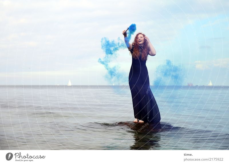 Nina feminin Frau Erwachsene 1 Mensch Wasser Himmel Wolken Horizont Küste Ostsee Kleid rothaarig langhaarig Fackel Stein festhalten lachen stehen