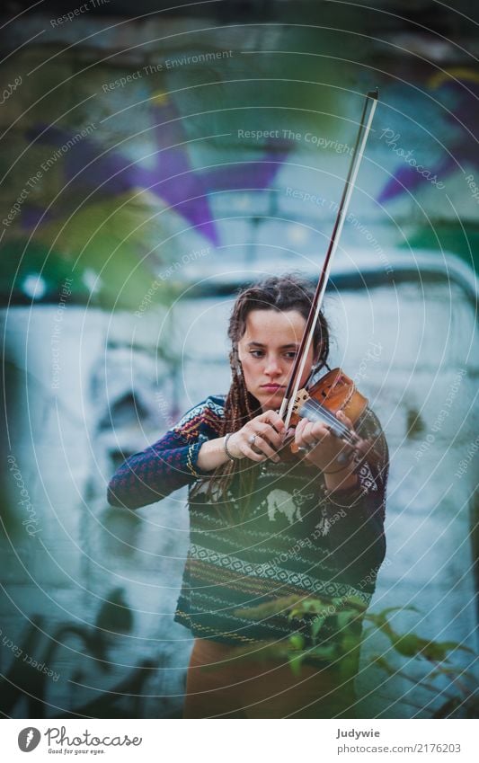 Ton in Ton | Geige und Graffiti Freizeit & Hobby Spielen Mensch feminin Junge Frau Jugendliche Erwachsene 13-18 Jahre 18-30 Jahre Musik Konzert Open Air Musiker