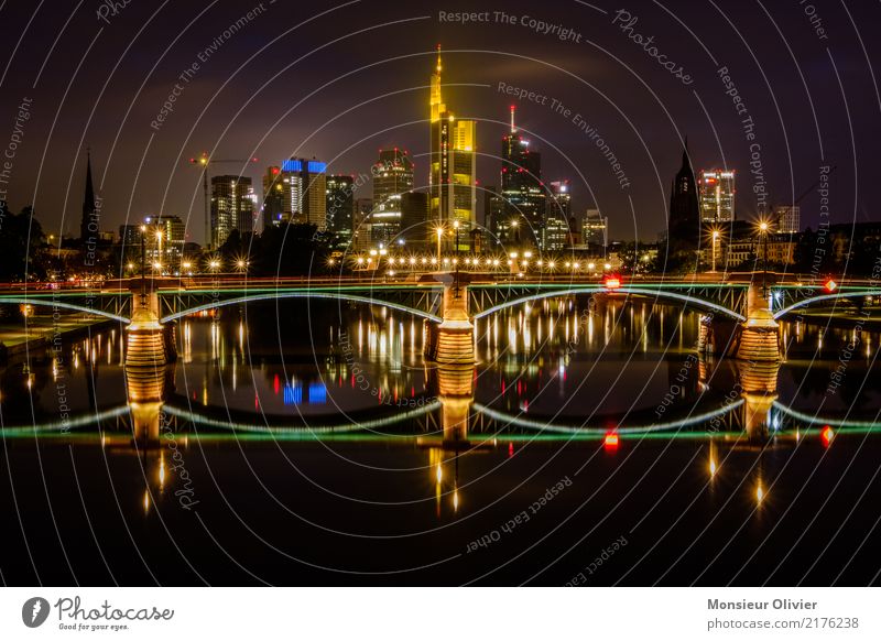 Frankfurt am Main - Skyline Stadtzentrum Hochhaus Bankgebäude Brücke Nacht Lichterscheinung Lichtermeer Großstadt Grossstadtromantik Farbfoto Außenaufnahme
