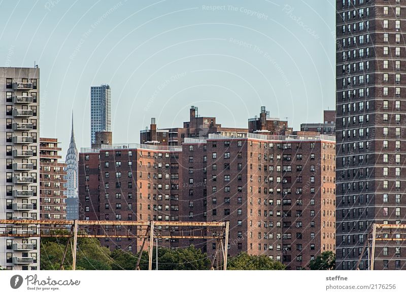 Wohnen in der Stadt I überbevölkert Haus Hochhaus Häusliches Leben New York City Manhattan Chrysler Building Plattenbau Farbfoto Außenaufnahme Menschenleer