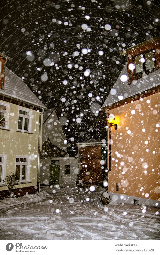 Winter Wetter Schnee Schneefall Kleinstadt Stadt kalt braun gelb Einsamkeit ruhig Schneeflocke Farbfoto mehrfarbig Außenaufnahme Experiment abstrakt Nacht