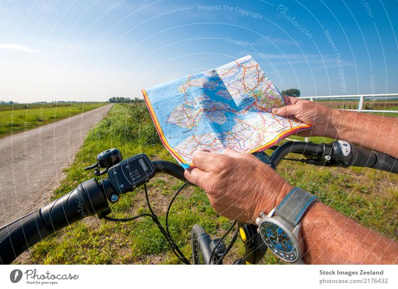 Mann mit einem E-Bike schaut auf eine Straßenkarte Lifestyle Gesundheit sportlich Ferien & Urlaub & Reisen Tourismus Abenteuer Freiheit Sightseeing Fahrradtour