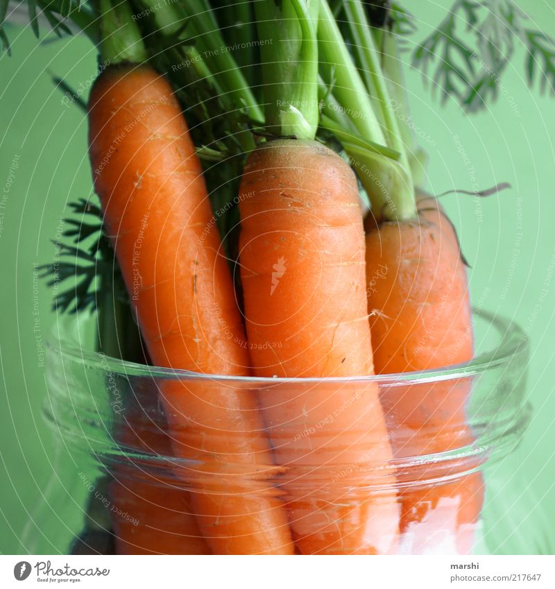 was für die Augen Lebensmittel Gemüse Ernährung Bioprodukte Vegetarische Ernährung grün Möhre Grünpflanze Glas Behälter u. Gefäße Gesundheit Vitamin Nahaufnahme