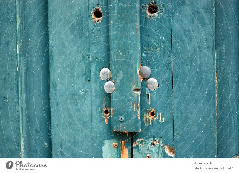 blaue Holzstruktur Tür alt dreckig natürlich Farbe Verfall gebrochen verbrettert Verlassen angeblättert abgeplatzt Konsistenz Hintergrundbild Grunge Riss