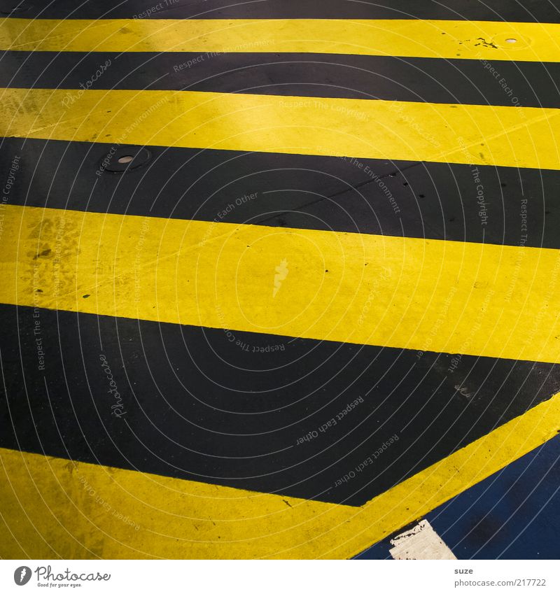 Hinfällig Verkehrswege Beton Zeichen Schilder & Markierungen Streifen dreckig gelb schwarz Balken Warnhinweis Asphalt diagonal Textfreiraum gestreift graphisch