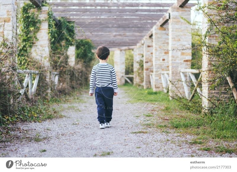 Kind auf einer Straße laufen Lifestyle Mensch maskulin Kleinkind Junge Kindheit 1 3-8 Jahre Natur Frühling Garten Park Feld Ferien & Urlaub & Reisen stehen