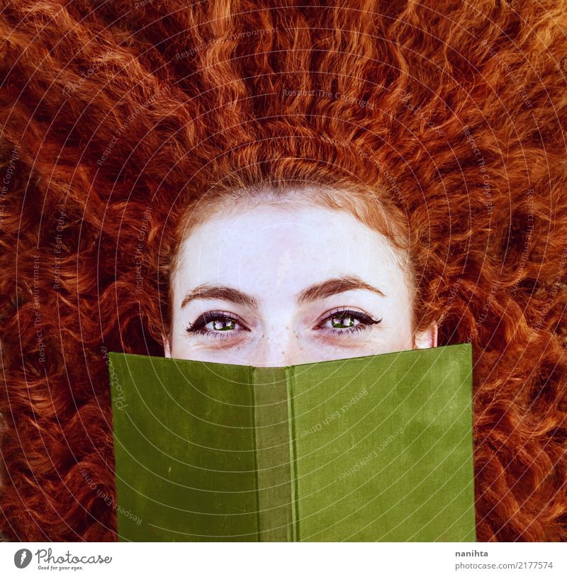 Rothaarige junge Frau, die sich mit einem roten Buch bedeckt Lifestyle schön Gesicht Sommersprossen lernen Mensch feminin Junge Frau Jugendliche 1 18-30 Jahre