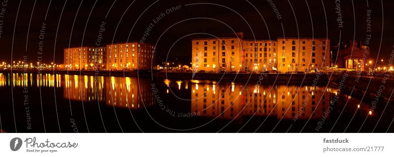 Liverpool Docks (Panorama) England Nacht gelb schwarz Panorama (Aussicht) Architektur Speigelung Wasser Licht groß Panorama (Bildformat)