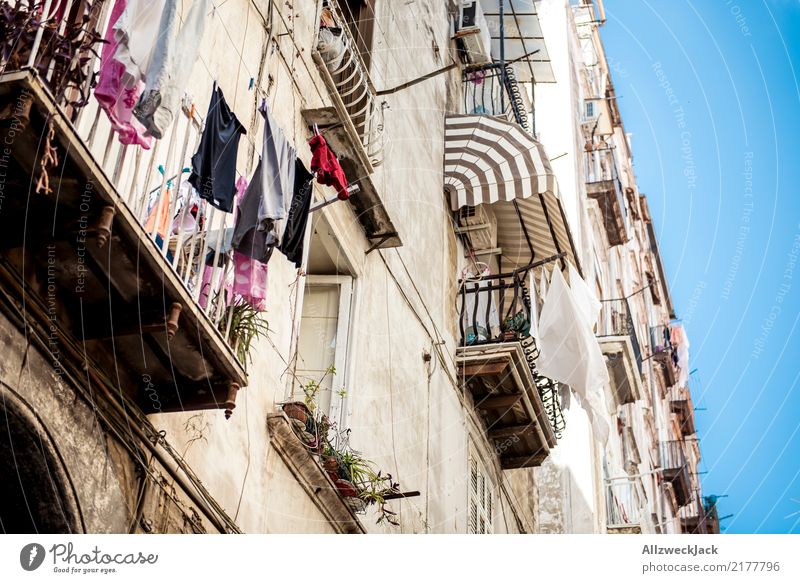 Die Straßen von Neapel 3 Farbfoto Außenaufnahme Gasse Ferien & Urlaub & Reisen Sightseeing Städtereise Sommerurlaub Italien Lifestyle Leben Schönes Wetter