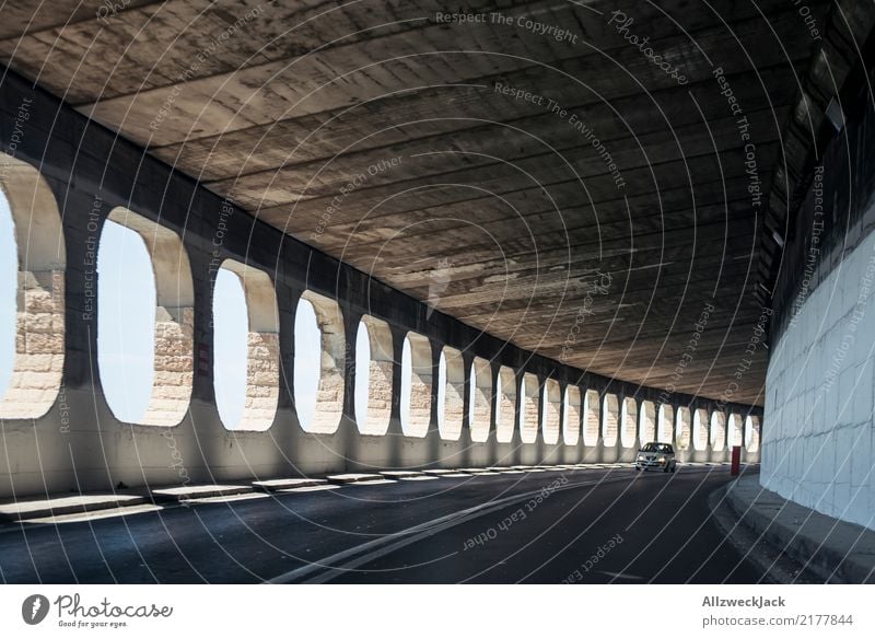 Tunnel Straße mit Fenstern - ein lizenzfreies Stock Foto von Photocase
