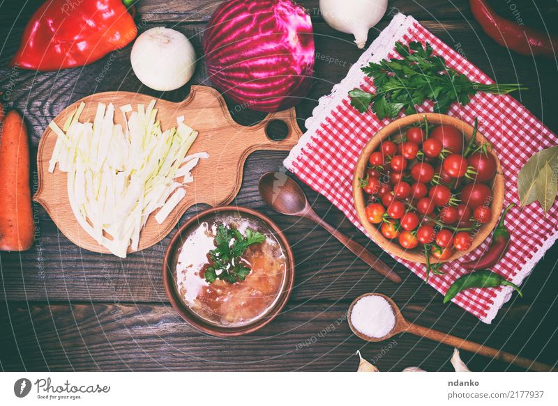traditioneller ukrainischer Borschtsch Fleisch Gemüse Suppe Eintopf Mittagessen Abendessen Teller Schalen & Schüsseln Löffel Tisch Küche Holz Essen heiß rot