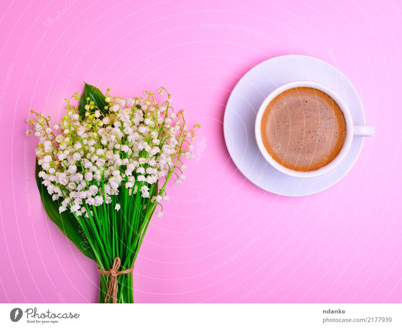 Tasse schwarzen Kaffee Frühstück Kaffeetrinken Heißgetränk Becher Blume Blumenstrauß heiß grün weiß Maiglöckchen Top Vorbau Untertasse Porzellan Überstrahlung