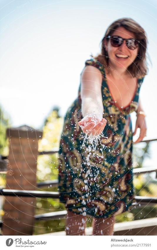junge Frau erfrischt sich mit Wasser am Brunnen Lifestyle Freude Ferien & Urlaub & Reisen feminin Junge Frau Jugendliche Erwachsene 1 Mensch 30-45 Jahre Kleid