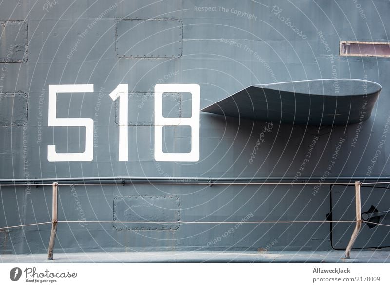 518 b Farbfoto Außenaufnahme Tag Menschenleer Wasserfahrzeug Schifffahrt U-Boot Ziffern & Zahlen Metall alt maritim grau Militär Niete genietet Blech