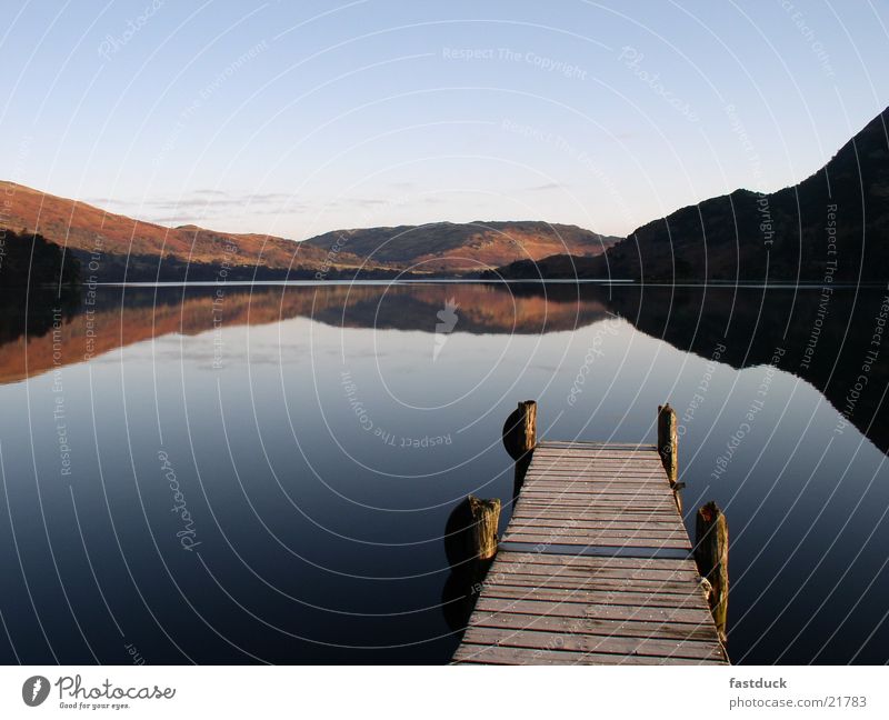 morgens 8:05 See Reflexion & Spiegelung England Großbritannien Lake District National Park Ullswater rot Steg Wasser Berge u. Gebirge blau