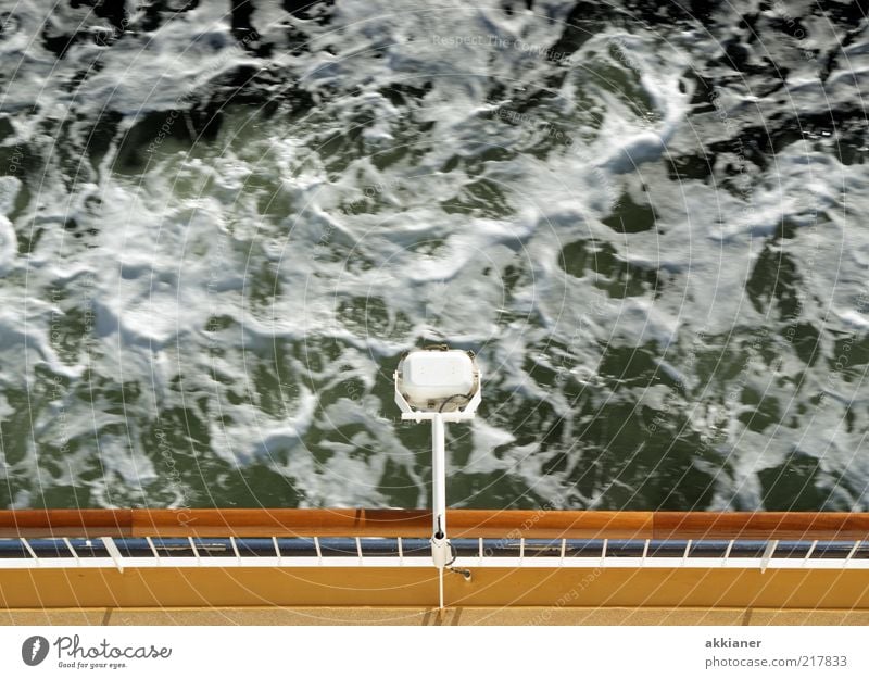 Meerschaum Umwelt Natur Urelemente Wasser Wellen Ostsee natürlich schäumen Gischt Wellengang Reling Fähre Wasserfahrzeug Schifffahrt Lampe Farbfoto