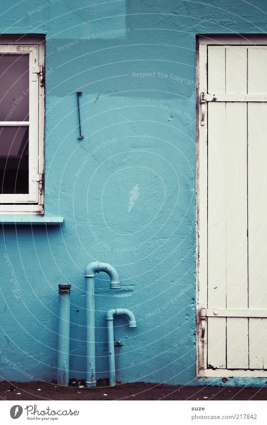 ... dazwischen blau Haus Hütte Mauer Wand Fassade Fenster Tür alt authentisch einfach Føroyar Anschnitt Eisenrohr Haken Röhren Holztür Beschläge Putzfassade
