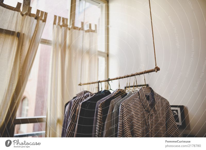 Home_30 Mode Bekleidung Häusliches Leben Herrenmode Kleiderständer Kleiderbügel Hemd gestreift Loft Fenster Vorhang Schlafzimmer aufhängen Wand Ordnungsliebe