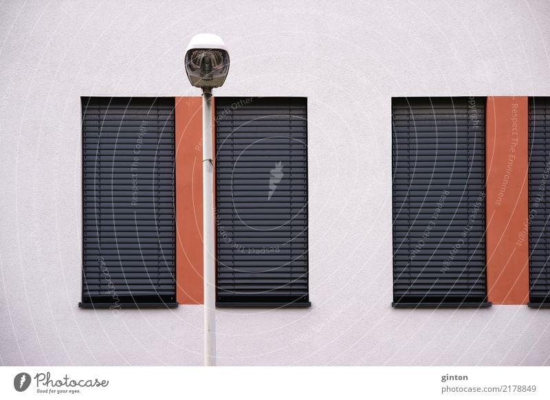 Straßenbeleuchtung vor Wohnhaus Design Haus Gebäude Architektur Fassade Fenster Jalousie eckig einfach modern Geometrie Moderne Architektur Metallfenster