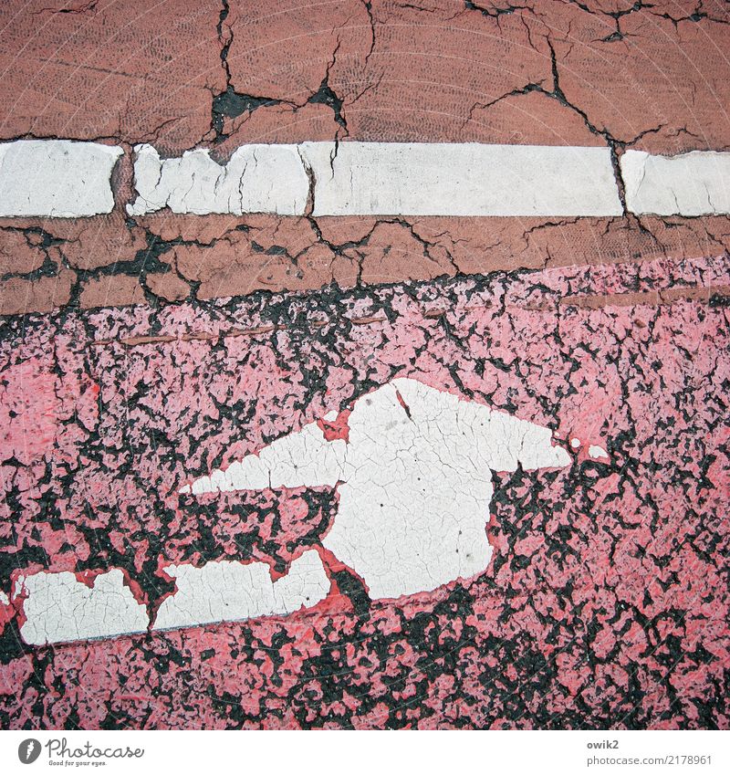 Gegen die Wand Straße Fahrradweg Fahrbahnmarkierung Straßenrand Zeichen alt kaputt rot Misserfolg Schwäche Verfall Vergänglichkeit Zerstörung Zahn der Zeit