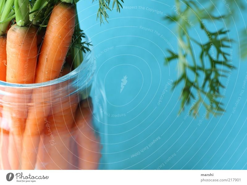 Möhrchen Lebensmittel Gemüse Ernährung Bioprodukte Vegetarische Ernährung blau grün orange Grünpflanze Glas Behälter u. Gefäße Möhre Farbfoto Menschenleer