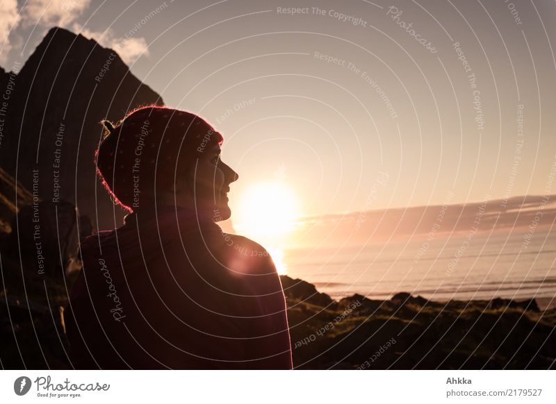 Junge Frau genießt Sonnenuntergang auf den Lofoten harmonisch Wohlgefühl Zufriedenheit Sinnesorgane Erholung ruhig Jugendliche Horizont Sonnenaufgang