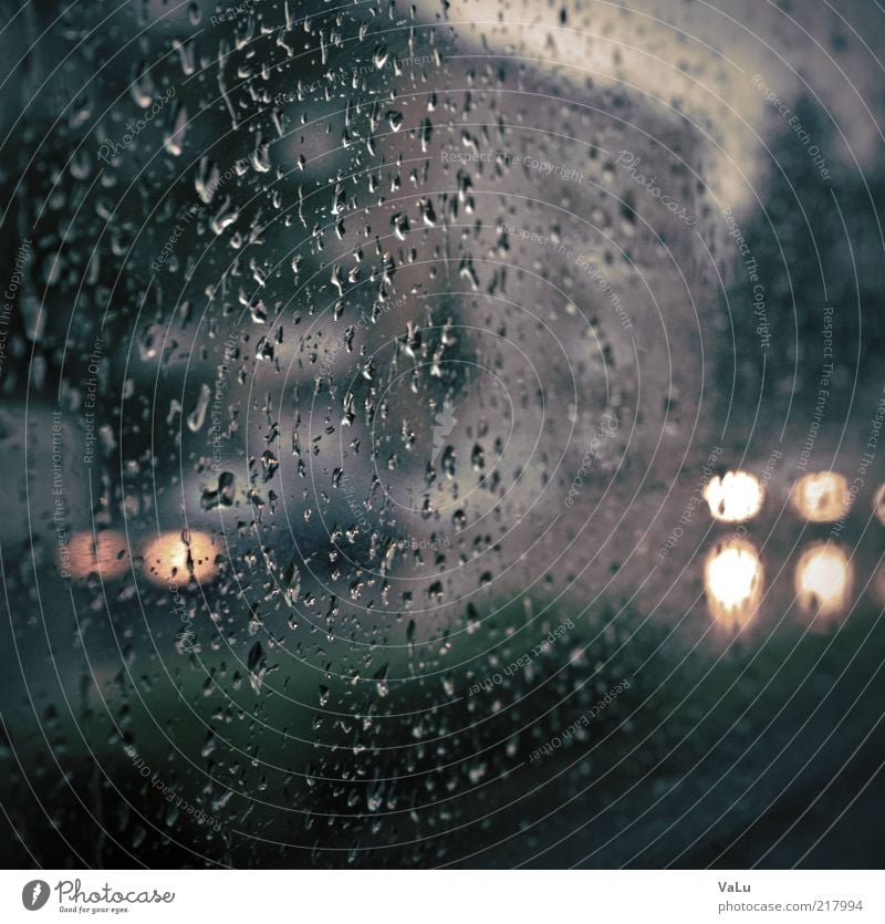 I can't stand the rain schlechtes Wetter Regen Straßenverkehr Busfahren PKW kalt nass trist blau grau schwarz Traurigkeit Gedeckte Farben Detailaufnahme