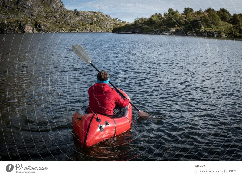Roter Paddler auf norwegischem Bergsee Leben Ferien & Urlaub & Reisen Ausflug Abenteuer Ferne Freiheit Wassersport Junger Mann Jugendliche Natur Urelemente See