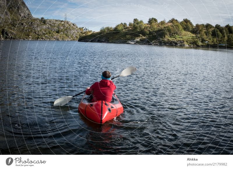 Rotes Kajak in Norwegen Ferien & Urlaub & Reisen Ausflug Abenteuer Wassersport Junger Mann Jugendliche Natur Urelemente Seeufer Bucht frei Unendlichkeit rot