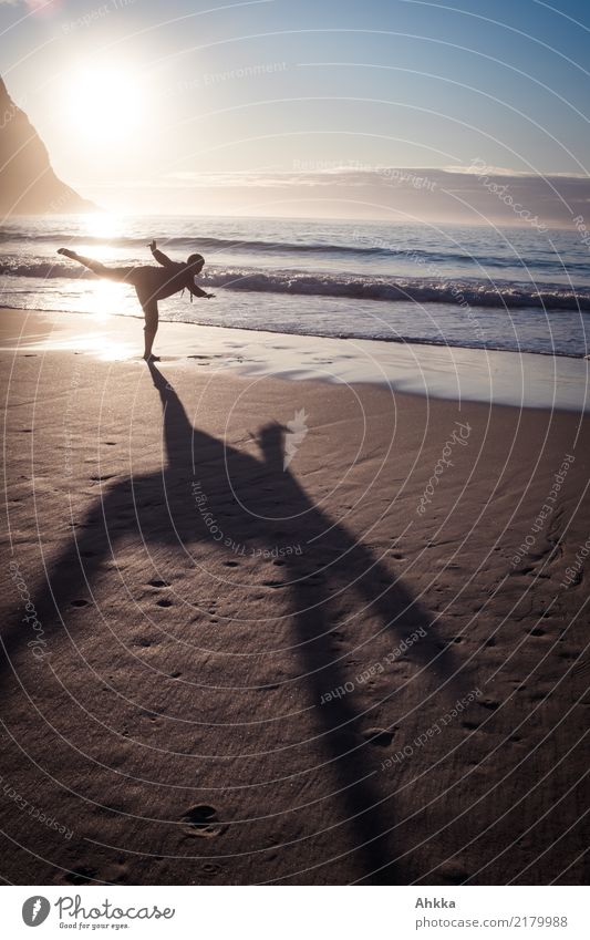 Mensch in Strandwage vor Sonnenuntergang am Meer sportlich Fitness Leben harmonisch Sinnesorgane Erholung ruhig Meditation Duft Sommer Sommerurlaub
