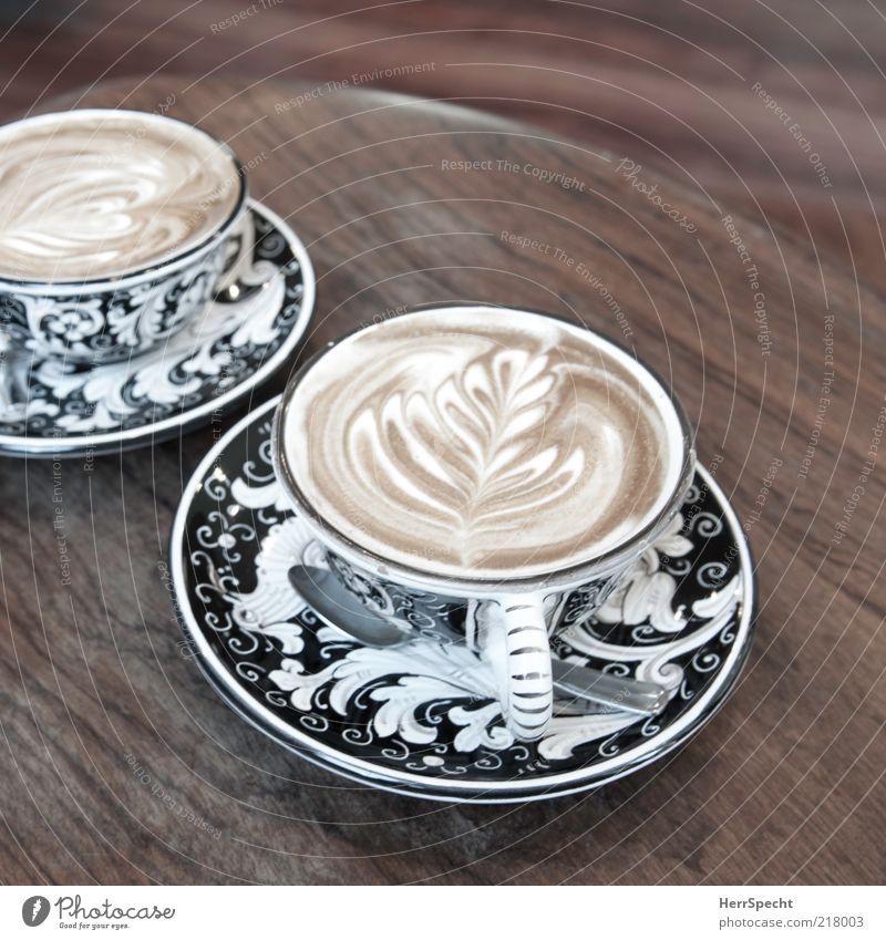 Cappuccino at La Colombe, Tribeca Getränk Heißgetränk Kaffee Tasse Holz braun schwarz Geschirr Untertasse Muster Maserung Kaffeeschaum Beistelltisch Löffel Café