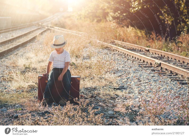 Junge auf den Bahngleisen mit Koffer Lifestyle Ferien & Urlaub & Reisen Ausflug Abenteuer Freiheit Mensch maskulin Kind Kleinkind Kindheit 1 3-8 Jahre Verkehr