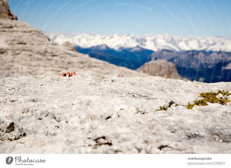 bergauf Abenteuer Ferne Freiheit Berge u. Gebirge Bergsteigen Bergsteiger Sportler Klettern Mensch Leben Hand Finger ästhetisch sportlich Unendlichkeit Angst