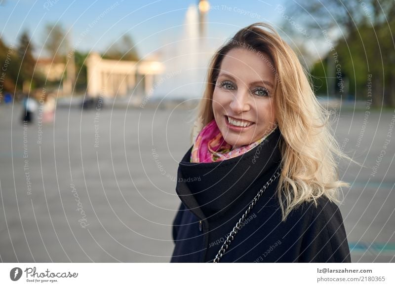 Porträt im Freien der reifen blonden Frau elegant Glück Gesicht Erwachsene 1 Mensch 30-45 Jahre Platz Mantel Lächeln historisch selbstbewußt Textfreiraum