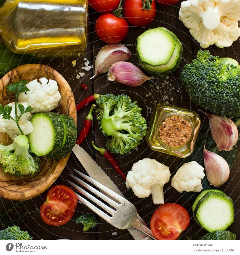 Frischgemüse auf eine Draufsicht des Holztischs Gemüse Kräuter & Gewürze Essen Vegetarische Ernährung Diät Flasche Gabel Löffel Sommer Tisch Menschengruppe