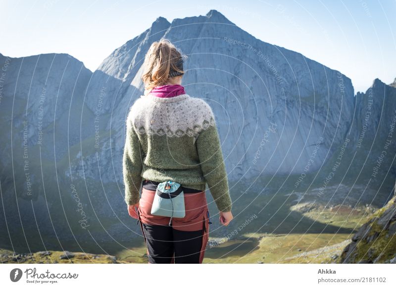 Junge Frau, Islandpullover, Bergsteigen, Norwegen, Rückansicht sportlich Abenteuer Ferne Freiheit Klettern Jugendliche Natur Gipfel Schlucht Lofoten entdecken