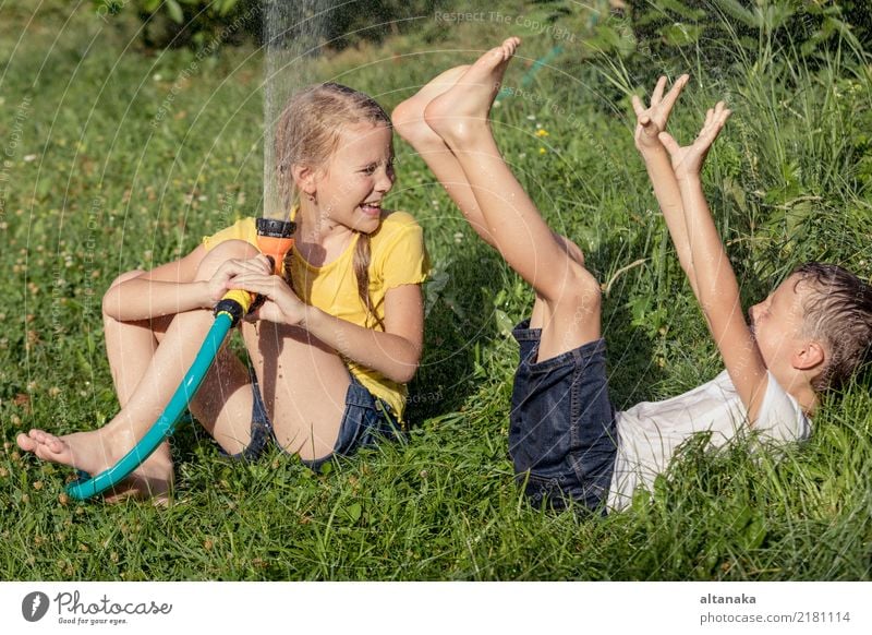 Glückliche Kinder, die auf dem Gras sitzen Freude Freizeit & Hobby Spielen Ferien & Urlaub & Reisen Freiheit Sommer Haus Garten Junge Familie & Verwandtschaft
