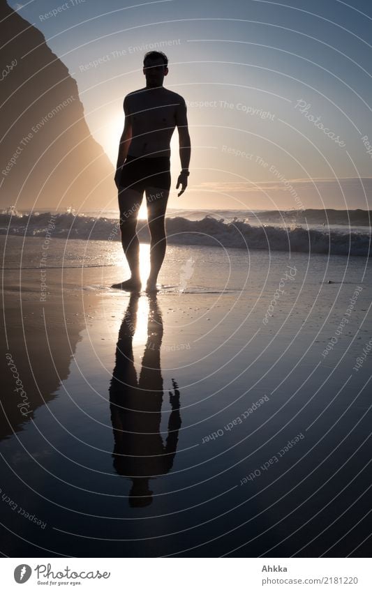 Junger Mann spiegelt sich am Strand in den Wellen Leben Wohlgefühl Sinnesorgane Erholung ruhig Abenteuer Sommerurlaub Sonne Meer Sport Schwimmen & Baden