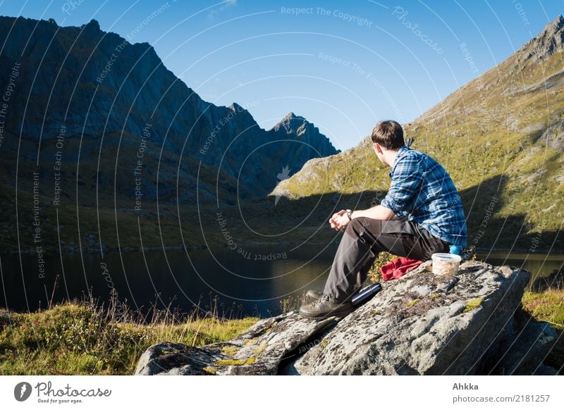 Junger Mann in Berglandschaft, Mittagspause, Norwegen, Lofoten Wohlgefühl Zufriedenheit Erholung ruhig Freizeit & Hobby Ausflug Abenteuer Berge u. Gebirge
