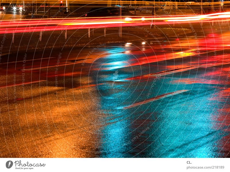 durch die nacht Menschenleer Verkehr Verkehrsmittel Verkehrswege Straßenverkehr Autofahren Straßenkreuzung Wege & Pfade Ampel Fahrzeug PKW dunkel nass