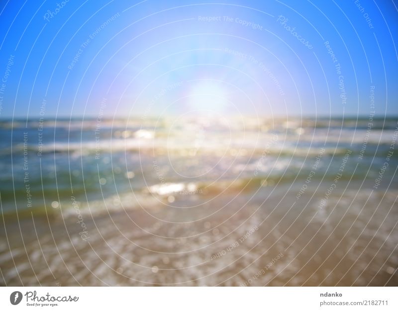 Blick auf das Meer mit einer hellen Sonne Erholung Ferien & Urlaub & Reisen Sommer Strand Natur Landschaft Sand Himmel Küste Linie blau weiß tropisch sonnig