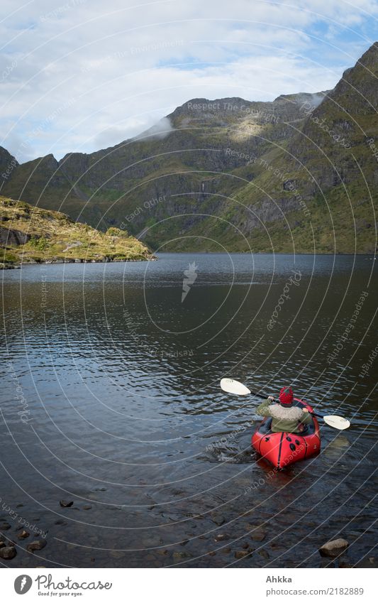 Freiheit harmonisch Ferien & Urlaub & Reisen Ausflug Abenteuer Ferne Wassersport 1 Mensch Natur Landschaft Berge u. Gebirge See Lofoten gigantisch rot Beginn