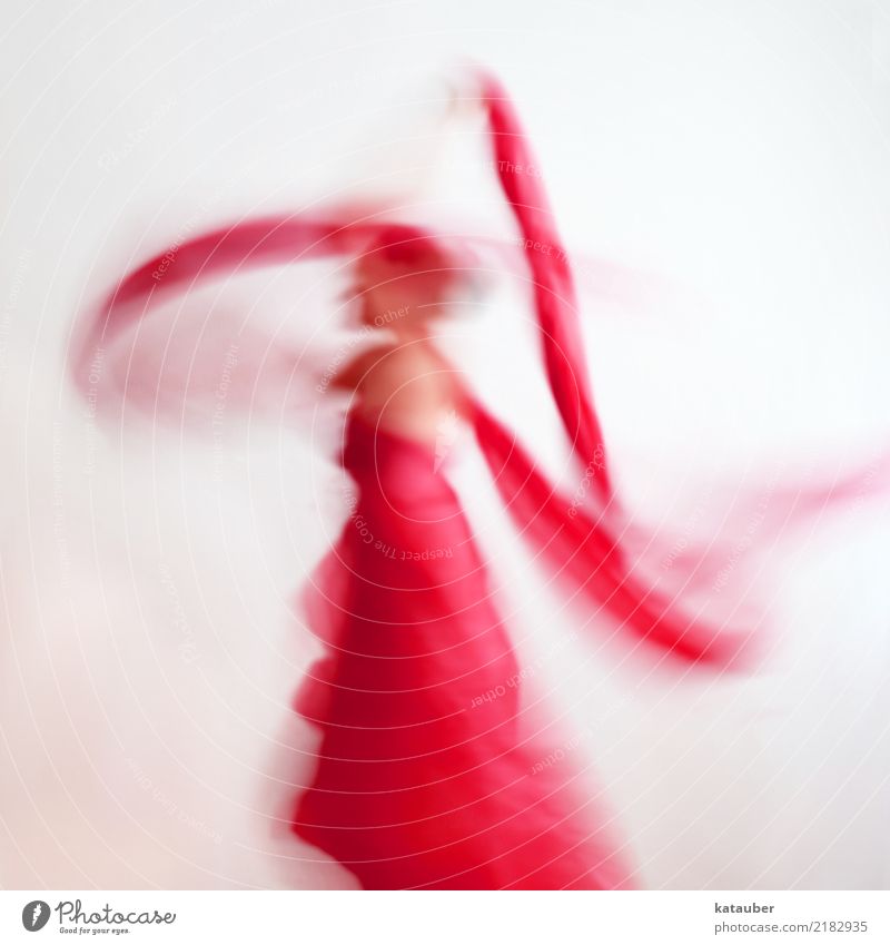 Bänder in Bewegung Tanzen feminin Frau Erwachsene Körper 1 Mensch 30-45 Jahre Kunst Kleid Stoff drehen fliegen zeichnen träumen ästhetisch außergewöhnlich