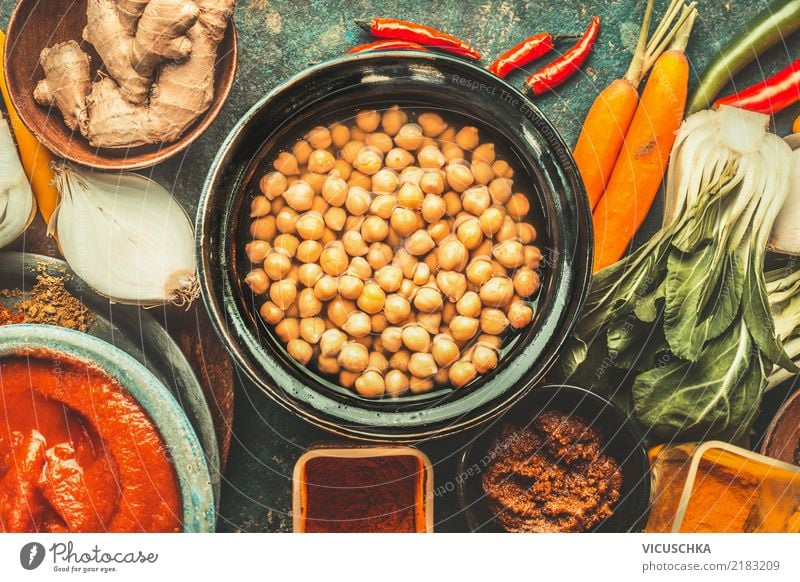 Kichererbsen mit vegetarische Kochzutaten. Lebensmittel Gemüse Getreide Kräuter & Gewürze Ernährung Mittagessen Bioprodukte Vegetarische Ernährung Diät