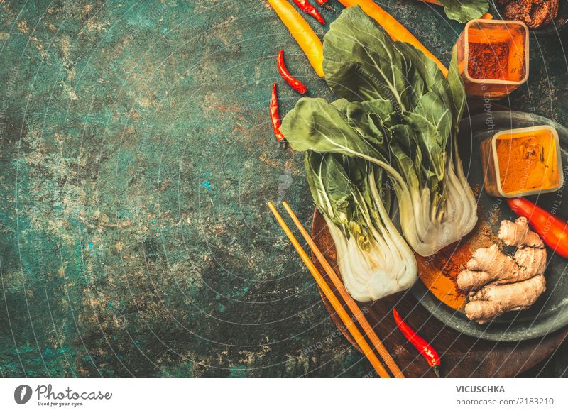 Asiatische Kochzutaten mit Pak Choi und Gewürze Lebensmittel Gemüse Kräuter & Gewürze Öl Ernährung Asiatische Küche Geschirr Teller Schalen & Schüsseln Stil